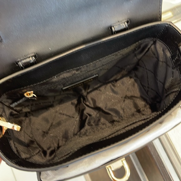 MICHAEL KORS
Manhattan Medium TH SCHOOL Crackled Metallic Leather SATCHEL
Black - Picture 7 of 16